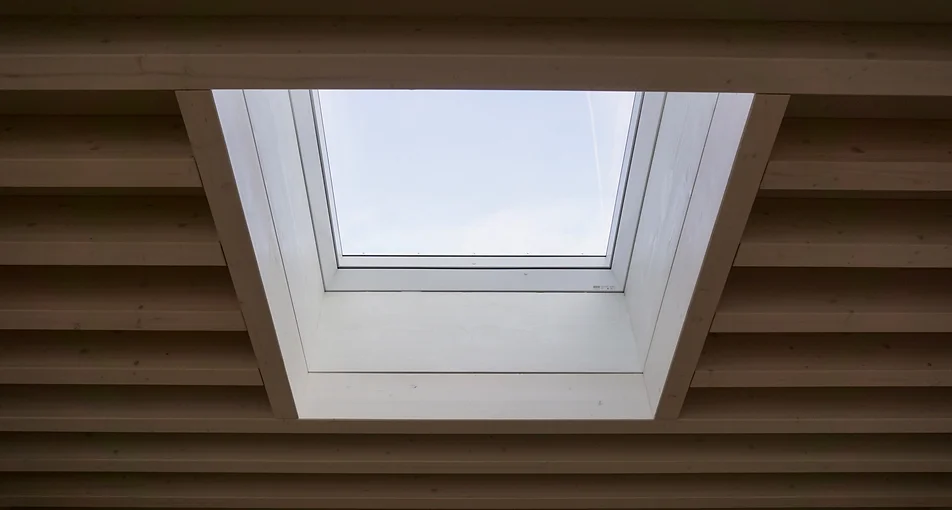 Finestre per tetti velux su tetto piano in legno lamellare di abete tinta grigio chiaro - Veneta Tetti - Veneto