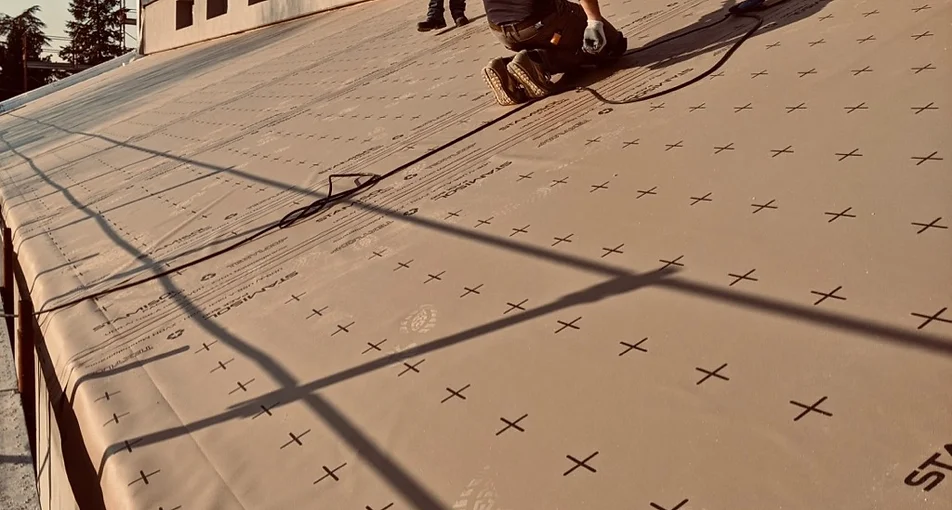 Montaggio telo impermeabilizzante traspirante Stamisol tetto in legno lamellare di abete - Veneta Tetti - Veneto