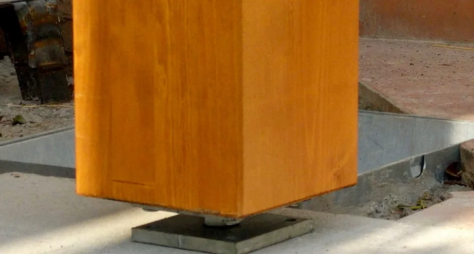 Particolare pilastro pergola legno di abete lamellare tinta abete Veneta Tetti - Veneto
